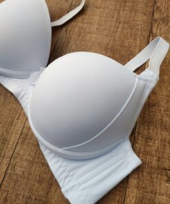 Sutia Antonela branco detalhe