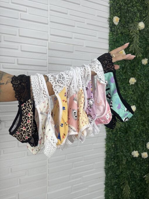 KIT 10 Calcinhas Estampadas de Suede com Renda e Laço - Imagem 2