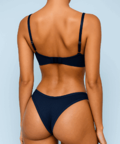 20250715 1538 Modelo com Biquini Azul remix 01k07p0bage35twewkdwzjy941